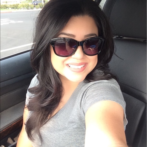 Profile Photo of Dee Chavez (@msdeecee08) on Poshmark