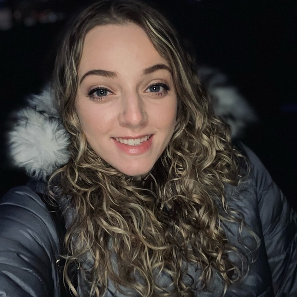 Profile Picture of Mikayla Mcniff (@mikaylaa332) on Poshmark