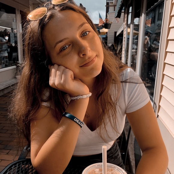 Profile Picture of Amanda Fairbanks (@amandamarie968) on Poshmark