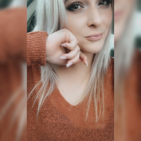 Profile Picture of Ava Buracker (@anburacker) on Poshmark