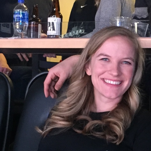 Profile Picture of Elizabeth Laporte (@elizabethlaport) on Poshmark