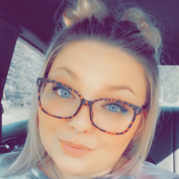Profile Picture of Katelyn Huffman (@katelynhuffm347) on Poshmark
