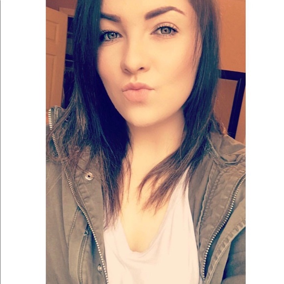 Profile Picture of Erika Lougee (@erikalougee) on Poshmark