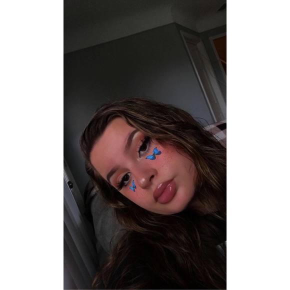 Desiree Hojna - Poshmark Profile Picture of Desiree Hojna (@desireea2003) on Poshmark