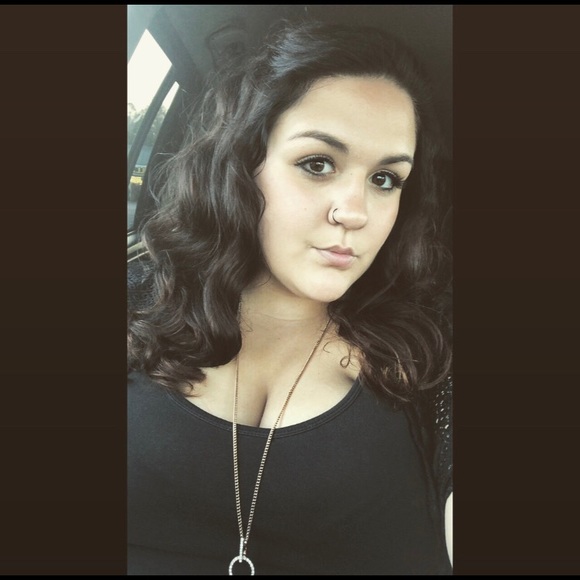 Profile Picture of Autumn Uveges (@autumnuveges) on Poshmark