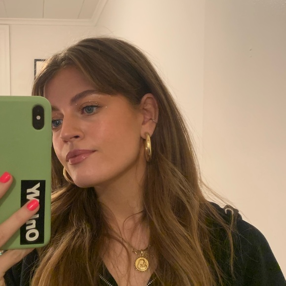 Profile Picture of Halie Kellagher (@hbseal) on Poshmark