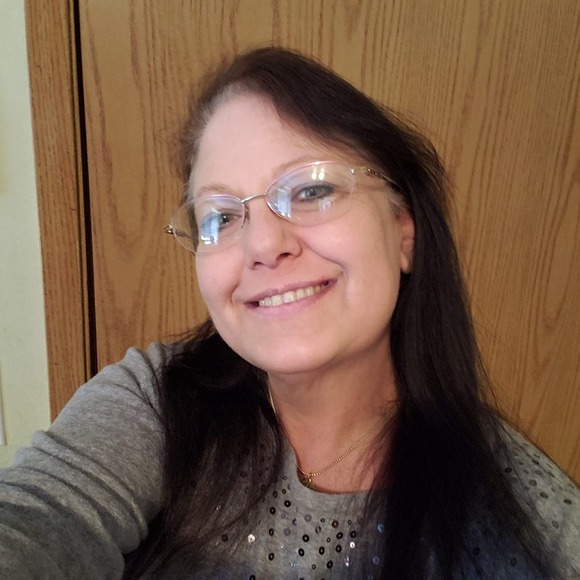 Profile Picture of Kelly Keosky (@keoskykelly) on Poshmark