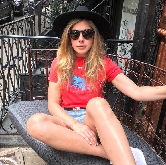 Profile Picture of Alyssa Mark (@waxgirl730) on Poshmark