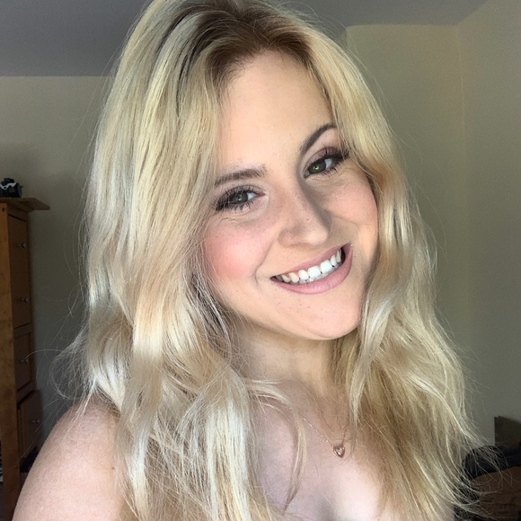 Profile Picture of Holli Roberts (@holliroberts797) on Poshmark