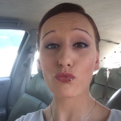 Profile Picture of Emily Null (@ArtMusicL0ver93) on Twitter