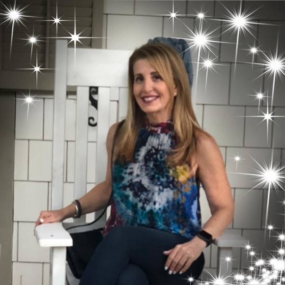 Profile Picture of Lori Luria (@travelpassion16) on Poshmark