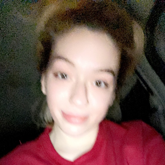 Profile Picture of Amber Fields (@ambermf00) on Poshmark
