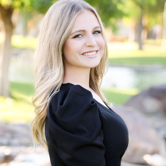 Profile Picture of Haley Perrin (@haleyperrin) on Poshmark