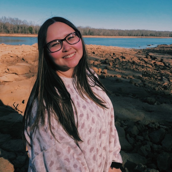 Profile Picture of Sydney Weiberg (@sjweiberg) on Poshmark