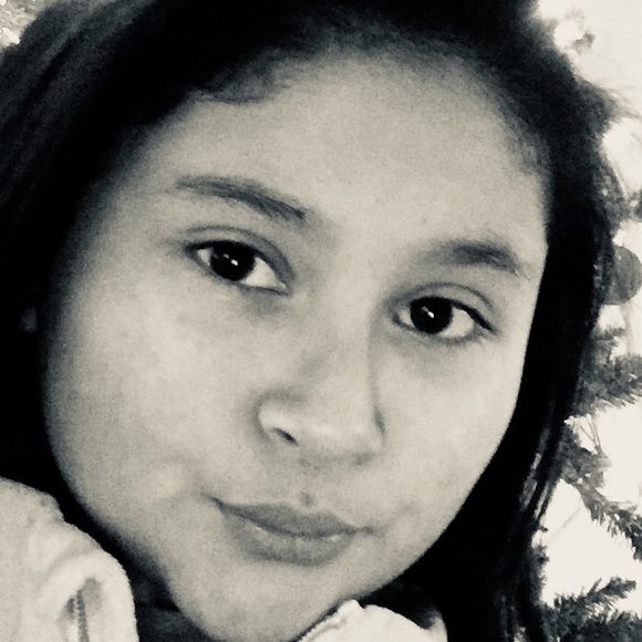 Profile Picture of Dulce Bonito (@dulceb13) on Poshmark