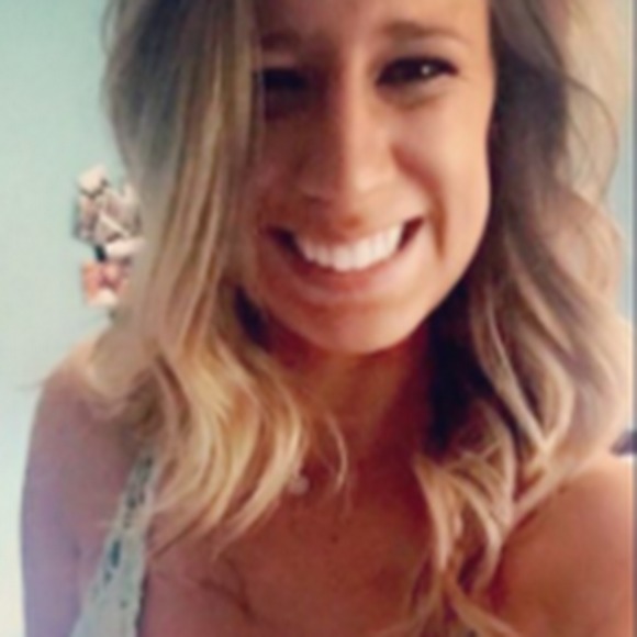 Profile Picture of Madalena Huyck (@lenahuyck123) on Poshmark