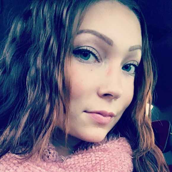 Profile Picture of Jenna Plouffe (@jennaplouffe7) on Poshmark