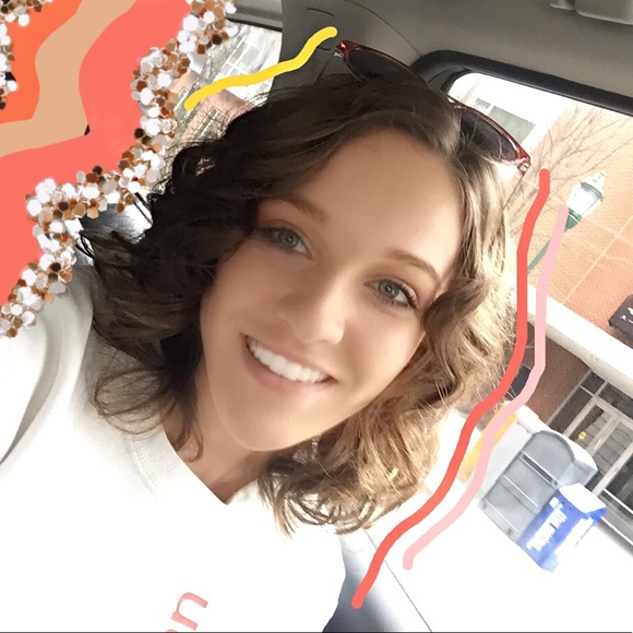 Profile Picture of Caroline Roach (@carolinegroach) on Poshmark