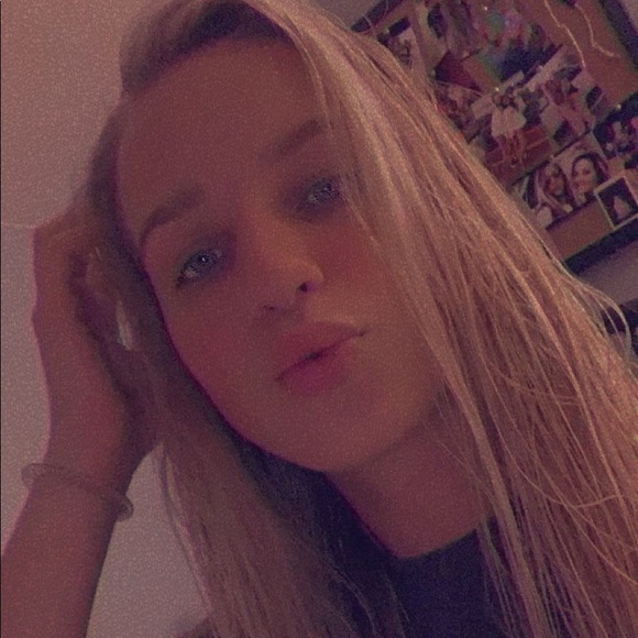 Profile Picture of Alyson Gibson (@alyson_gibson) on Poshmark