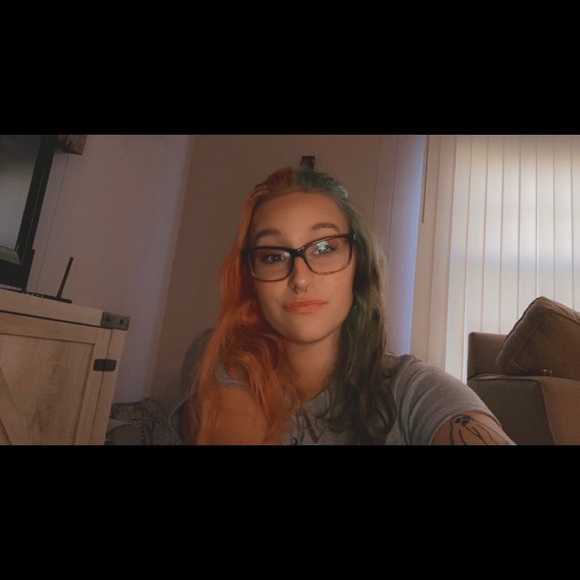 Profile Picture of Dixie Flores (@xchickennuggetx) on Poshmark