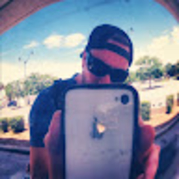 Profile Picture of Kyle Schmitz (@kylelschmitz) on Poshmark