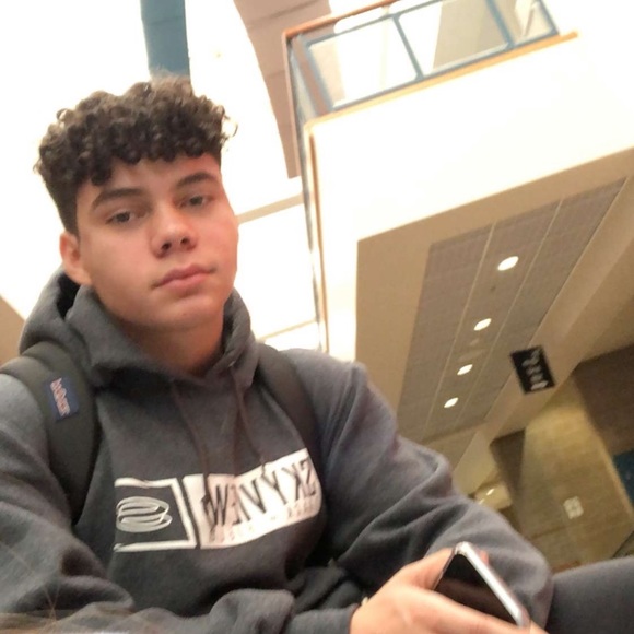 Lorenzo Gunn - Poshmark Profile Picture of Lorenzo Gunn (@lorenzo_3) on Poshmark