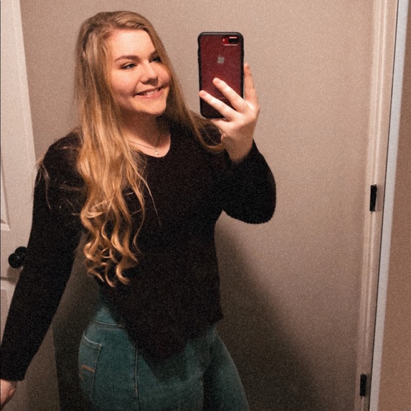 Profile Picture of Elise Connella (@elisewynnc) on Poshmark