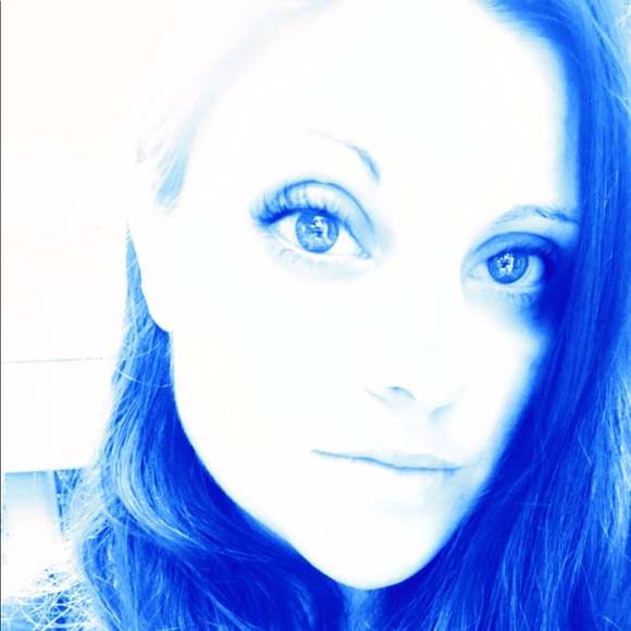 Profile Picture of Sarah Deninno (@sarahdeninno) on Poshmark