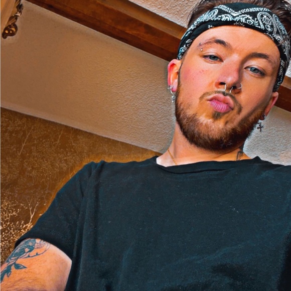 Profile Picture of Gavin Spencer (@gavinspencer320) on Poshmark