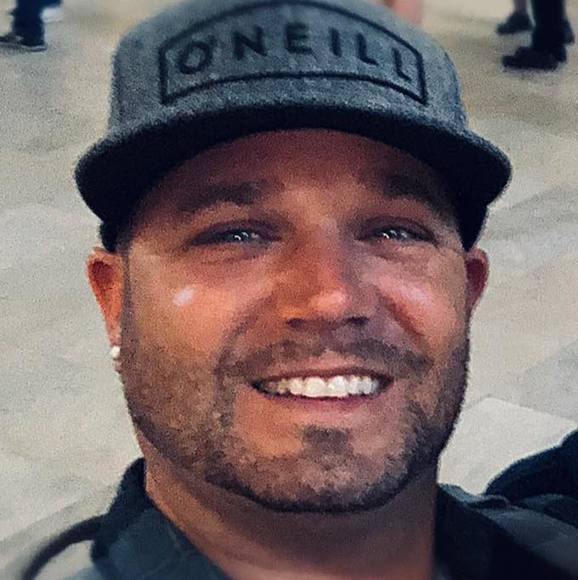 Profile Picture of Derek Bates (@derekbates) on Poshmark