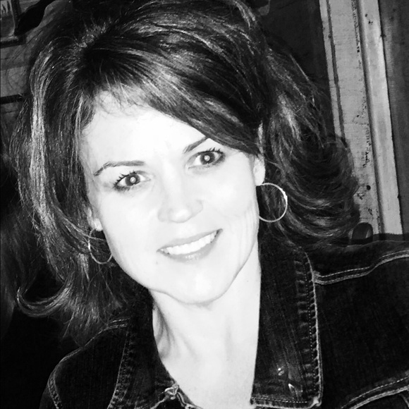 Profile Picture of Michelle Albers (@albersfive) on Poshmark