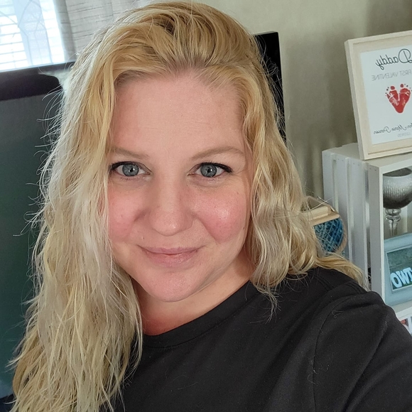 Profile Picture of Nerrisa Parson (@nerrisaw) on Poshmark