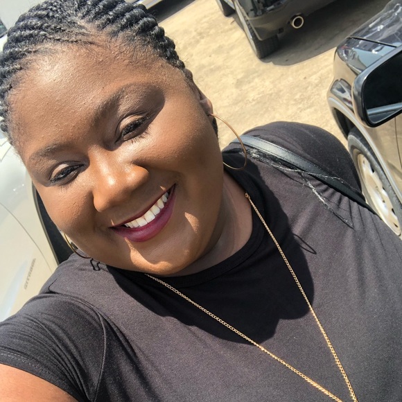 Profile Picture of Portia Charles (@deanncotton) on Poshmark