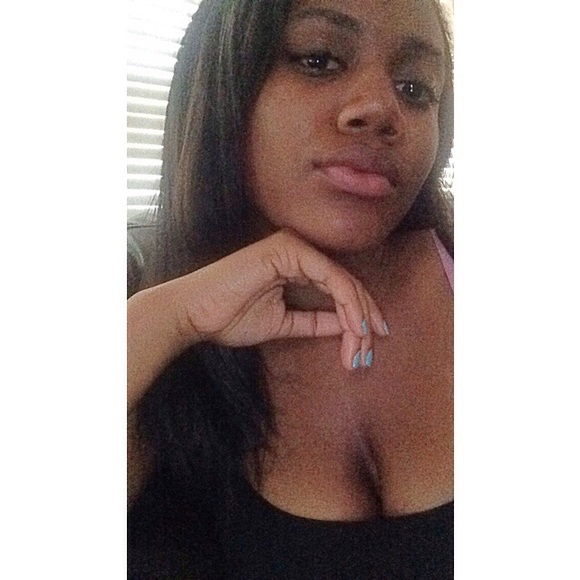 Profile Picture of Giselle Farrell (@giselleeefair) on Poshmark