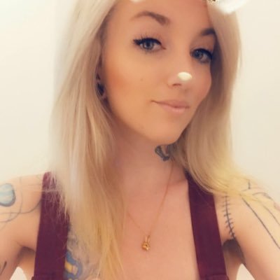 Profile Picture of Leah Shoemaker (@ButtonsCostello) on Twitter