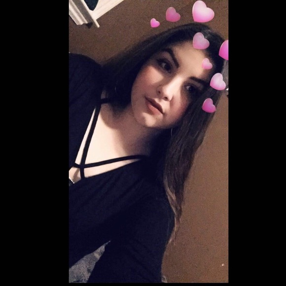 Profile Picture of Lucia Soares (@itslucylouu) on Poshmark