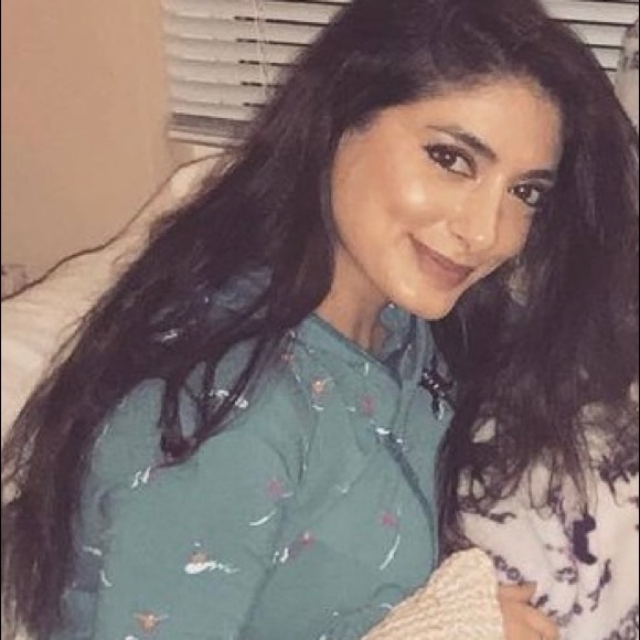 Ellie Sarmadi - Poshmark Profile Picture of Ellie Sarmadi (@ellbell895) on Poshmark