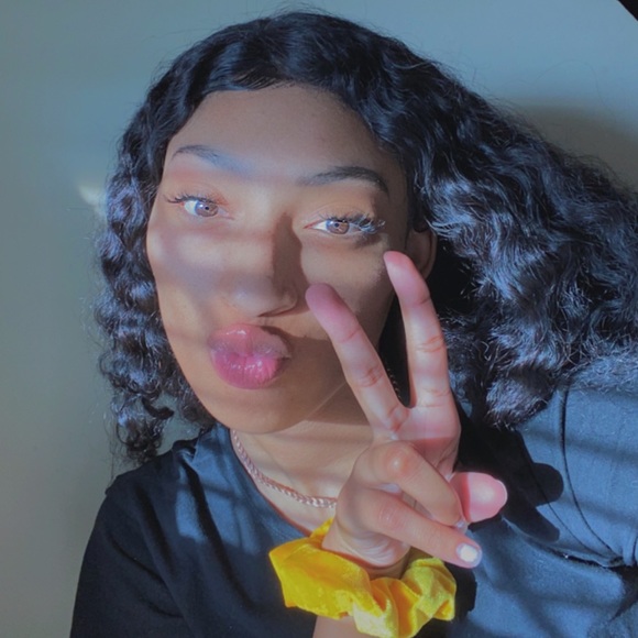 Profile Picture of Alexa Cameron (@lexa_cam) on Poshmark