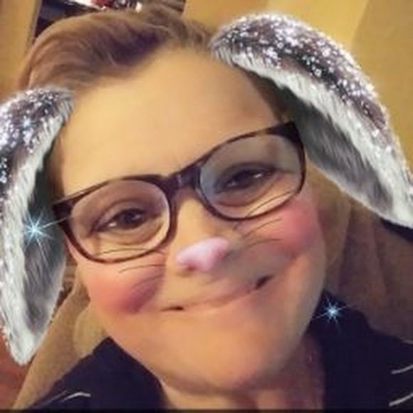Profile Picture of Kim Lemmon (@ksmbeach) on Poshmark