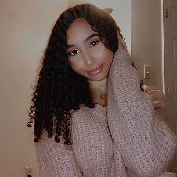 Profile Picture of Emerson Chase (@emersinner) on Poshmark