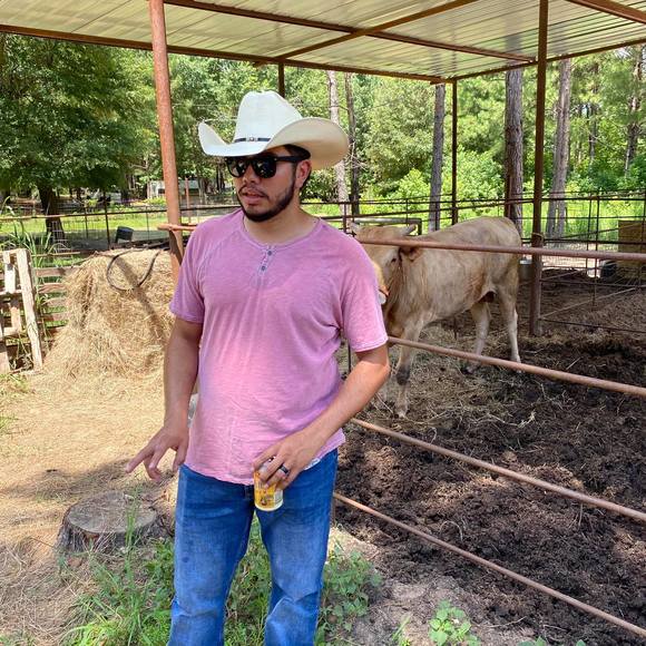 Profile Picture of Carlos Andrade (@carlosaandradef) on Poshmark