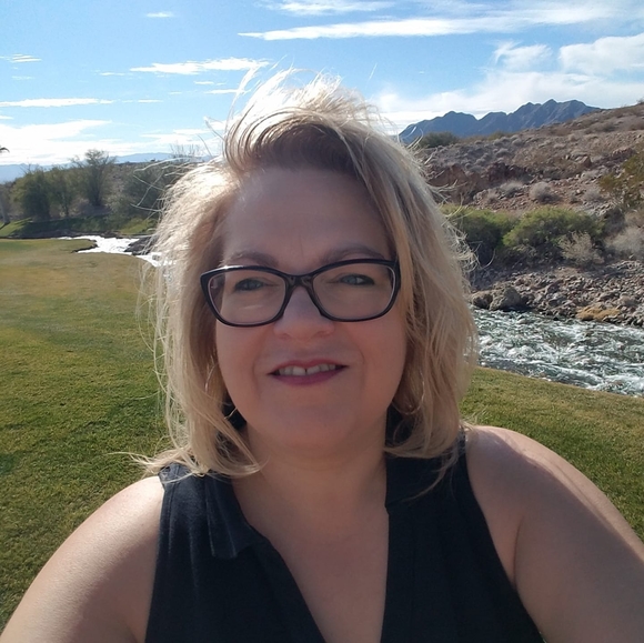 Profile Picture of Kelli Nix (@flossie42) on Poshmark