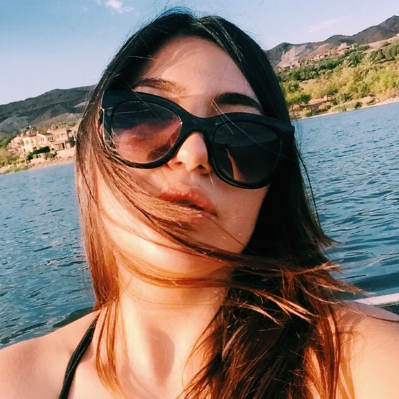 Profile Picture of Rosalyn Jimenez (@roszbee) on Poshmark