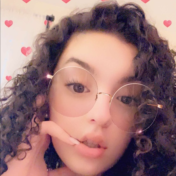 Profile Picture of Victoria Dasilva (@vdasilva820) on Poshmark
