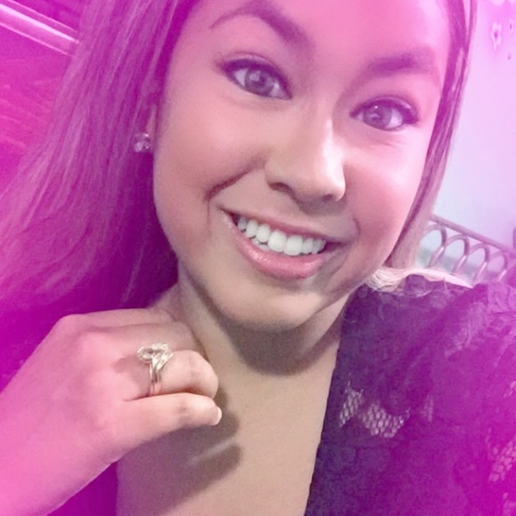 Profile Picture of Davlynn Valentin (@davlynn910) on Poshmark