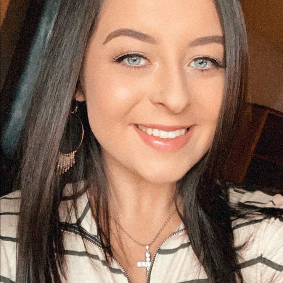 Profile Picture of Jade Edwards (@jadeedwards2000) on Poshmark