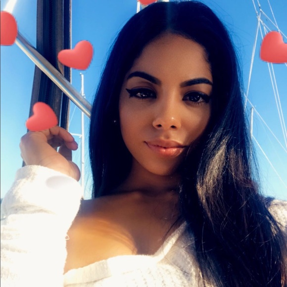 Profile Picture of Dianni Rodriguez (@diannirodriguez) on Poshmark