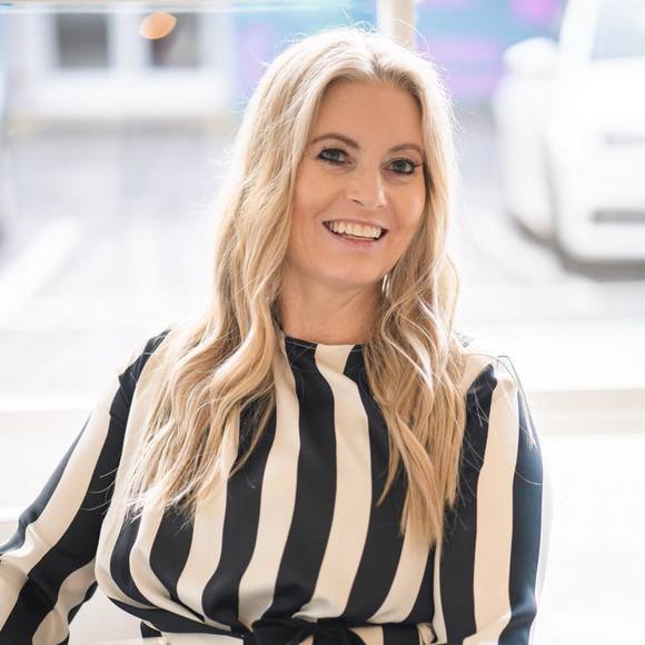 Profile Picture of Jennifer Michaels (@jennmichaels) on Poshmark
