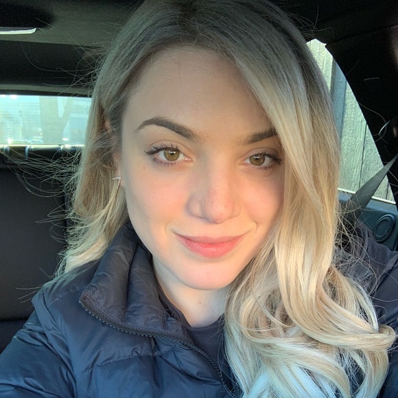 Profile Picture of Danielle Dondiego (@belladottore) on Poshmark
