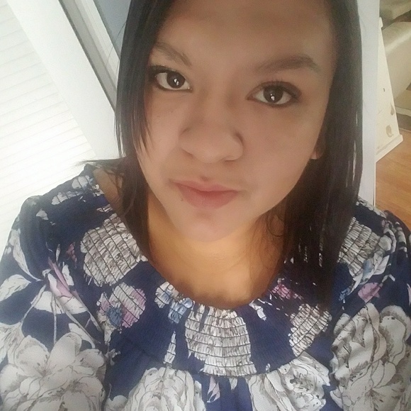 Profile Picture of Isabel Zavala (@isabelzavala507) on Poshmark